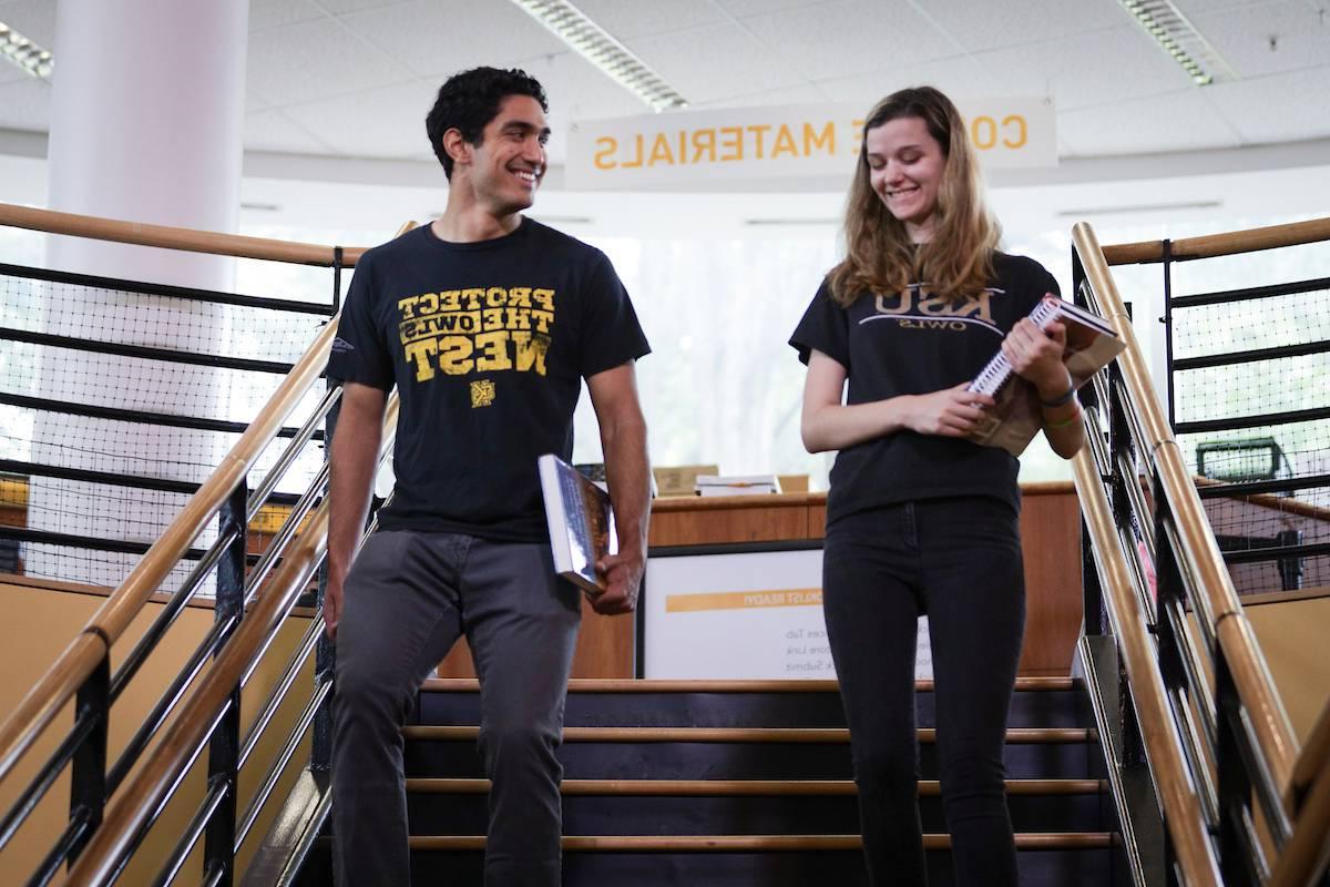 students visitng the bookstore